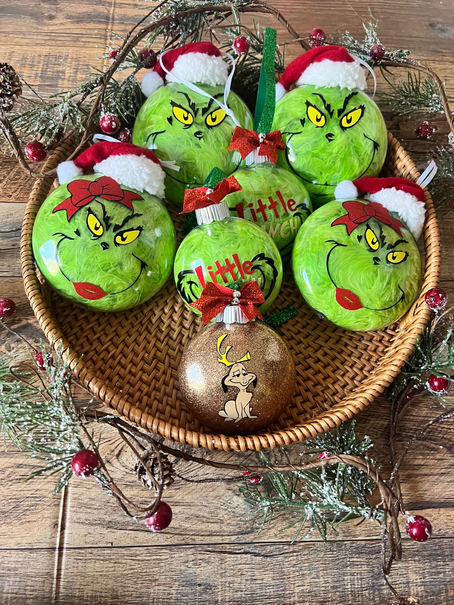  Set of 7  ...2 Set's of  Mr. and Mrs.Grinch  + 1 Dog Max + 2 little Grinch 
